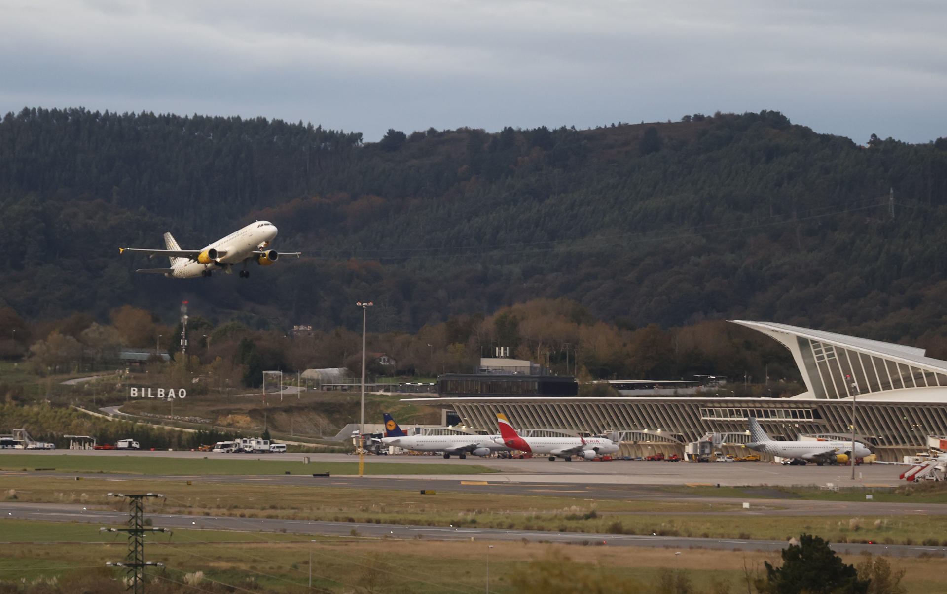 Imagen de archivo de una avión en el momento de despegue del aeropuerto de Bilbao.EFE/Luis Tejido