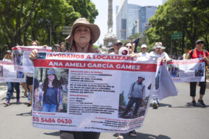 Una persona sostiene un cartel con fotografías e información de personas desaparecidas en Ciudad de México (México). Imagen de archivo. EFE/ Madla Hartz