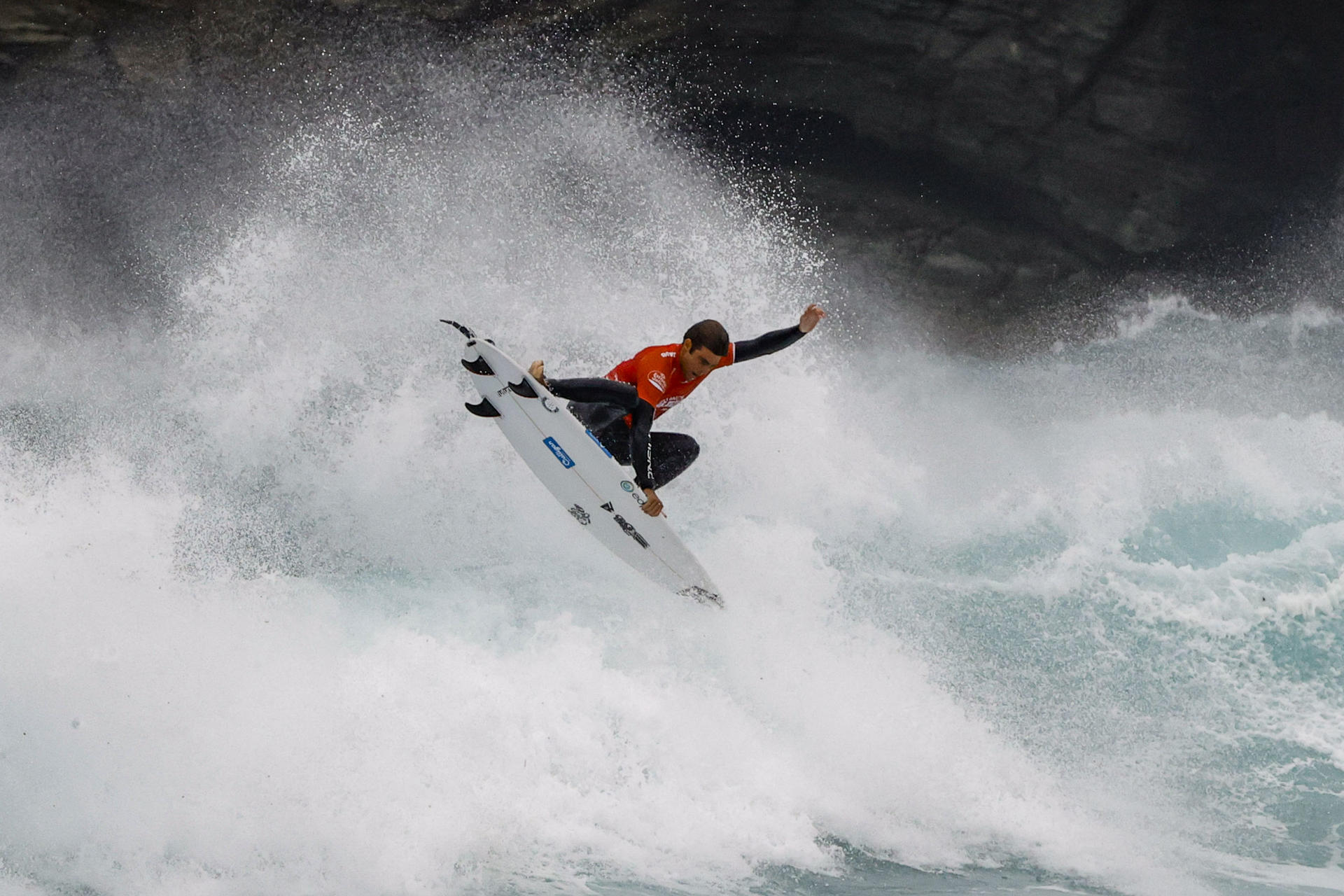 El portugués Ribeiro durante su participación este sábado en la prueba Pantín Classic, referente del surf en España. EFE/ Kiko Delgado