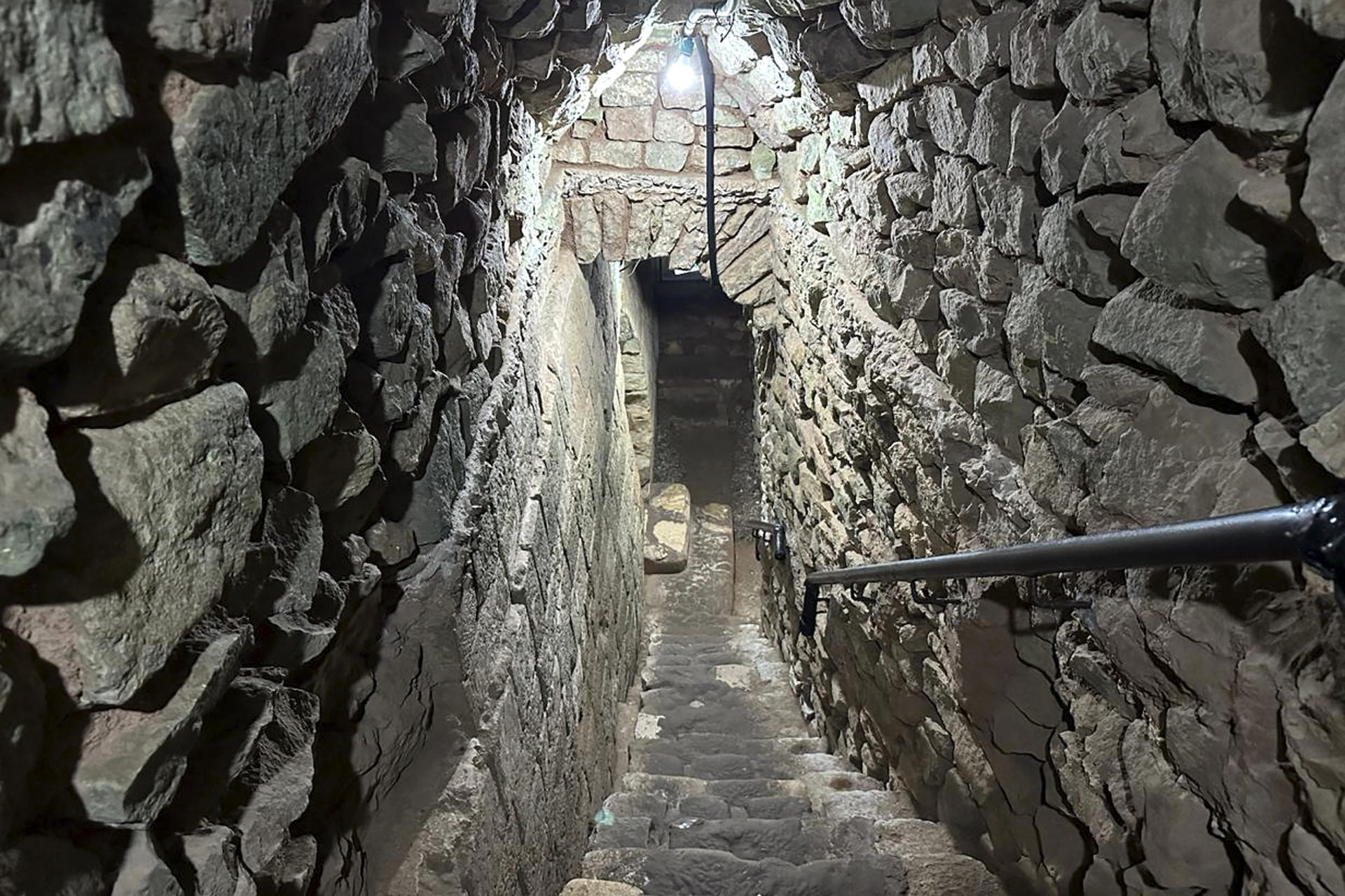 Fotografía del 2 de mayo 2025 que muestra los túneles del parque arqueológico Copán Ruinas, en Copán (Honduras). EFE/Germán Reyes