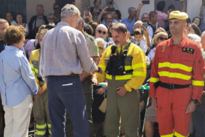 Los reyes de España Felipe VI y Letizia saludan a un grupo de vecinos mientras visitan este viernes la localidad de Cabezabellosa, en Cáceres, dentro de su recorrido por algunos de los lugares más afectados por el incendio forestal de Jarilla (Cáceres), considerado el más virulento de la historia más reciente de Extremadura y que asoló 17.350 hectáreas.  EFE/Eduardo Palomo