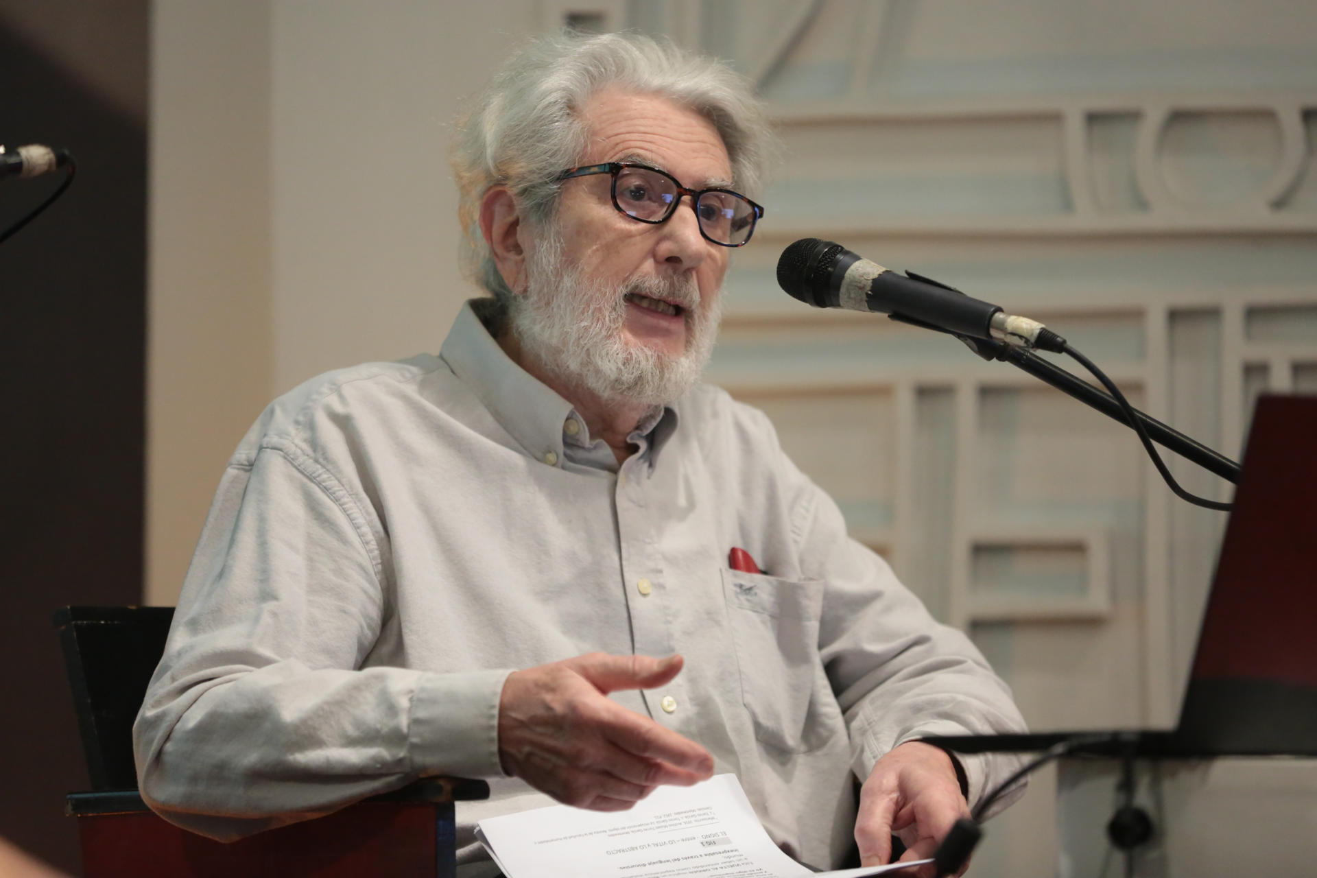 El arquitecto e historiador uruguayo Gabriel Peluffo Linari habla durante la presentación del libro 'Joaquín Torres García: Clásico Moderno Universal' este jueves, en el Museo Torres García en Montevideo (Uruguay). EFE/ Alejandro Prieto
