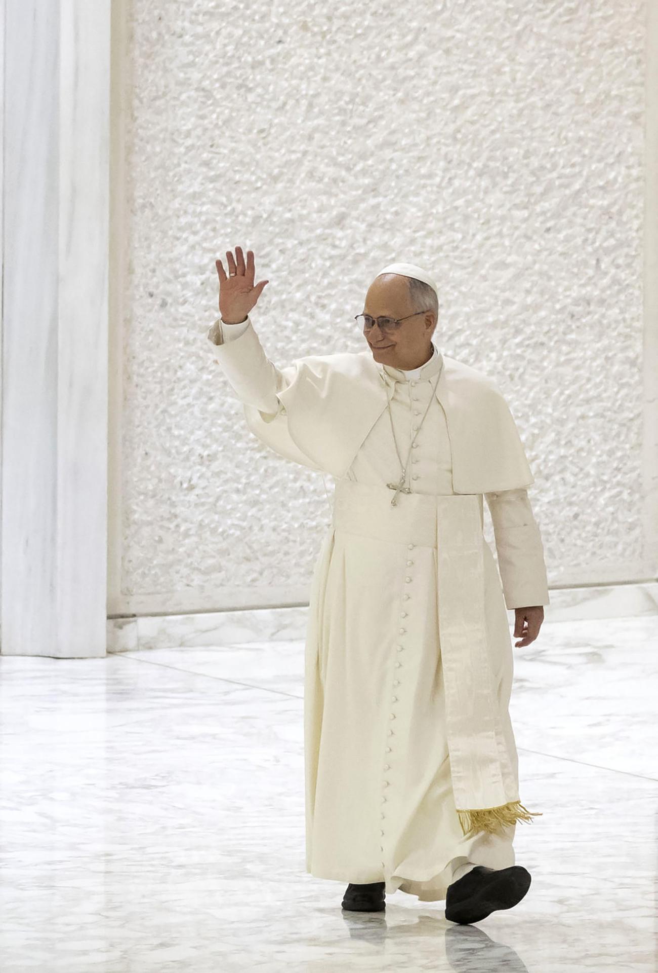 El papa León XIV (R) saluda a los fieles en la audiencia general semanal en el Aula Pablo VI en la Ciudad del Vaticano, el 27 de agosto de 2025. EFE/EPA/MASSIMO PERCOSSI