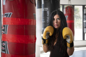 Lola Martínez, primera preparadora nacional de boxeo y fundadora del club Lola Boxing en Almería, durante la entrevista con la Agencia EFE. EFE/ Carlos Barba