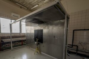 Una parada de autobús que baja 20 grados la temperatura ambiente. EFE/ David Arjona/Archivo