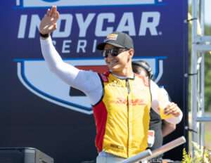 El piloto español Àlex Palou, del equipo Chip Ganassi, saluda a los aficionados durante la presentación de los pilotos previo al Gran Premio de Portland en Portland (EE. UU.). EFE/Taylor Balkom