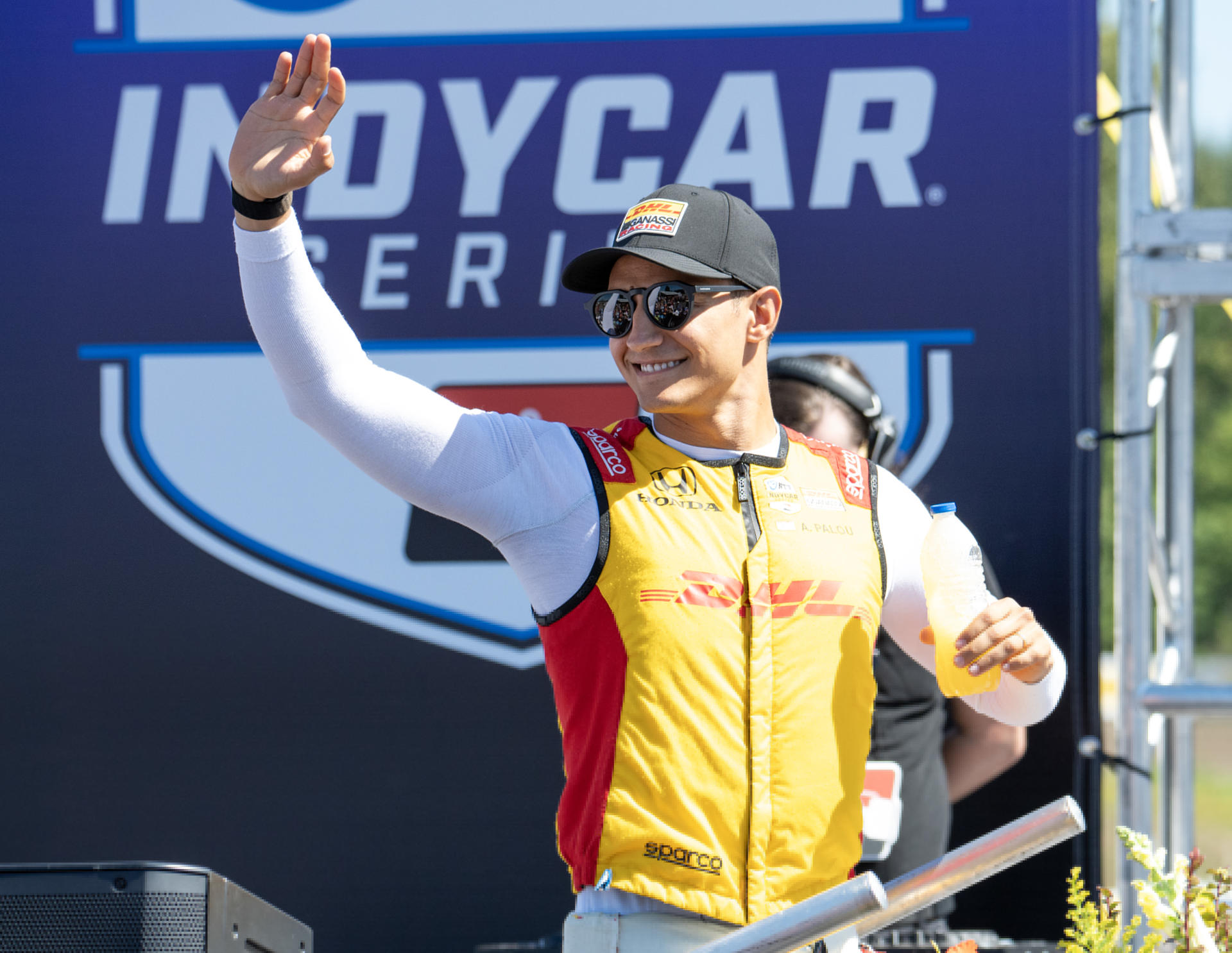 El piloto español Àlex Palou, del equipo Chip Ganassi, saluda a los aficionados durante la presentación de los pilotos previo al Gran Premio de Portland en Portland (EE. UU.). EFE/Taylor Balkom