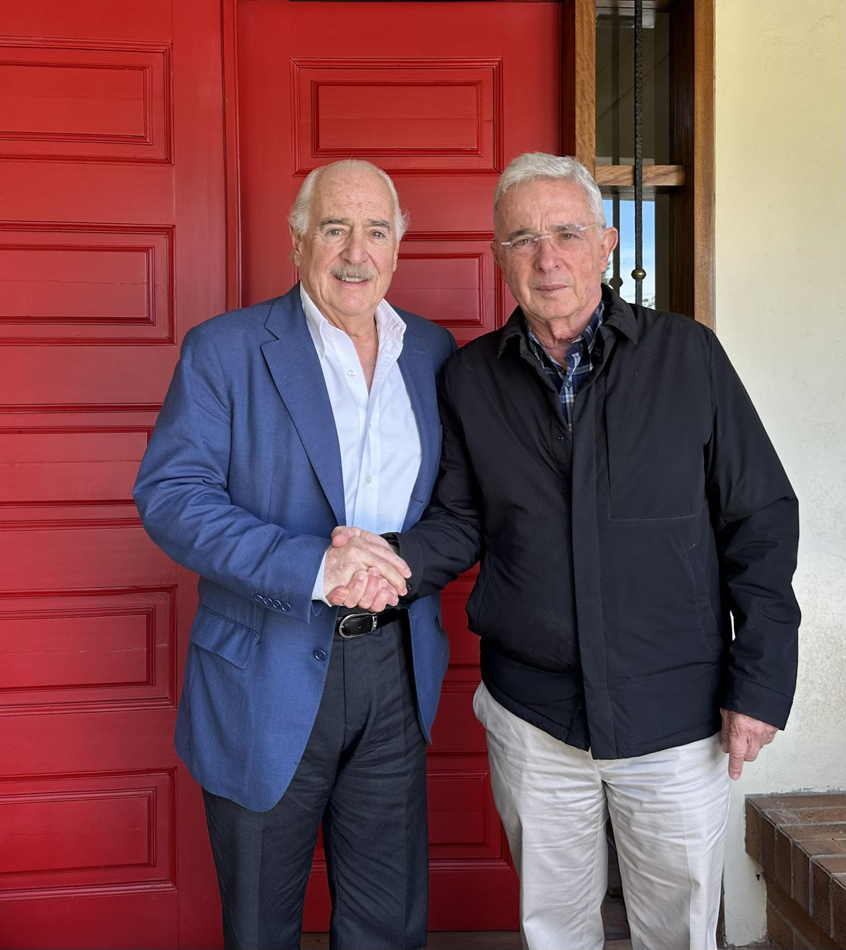 Fotografía tomada de la red social X, de la cuenta oficial de @AndresPastrana_, que muestra a los expresidentes de Colombia, Andrés Pastrana (i) y Álvaro Uribe. EFE/ @andrespastrana_ /