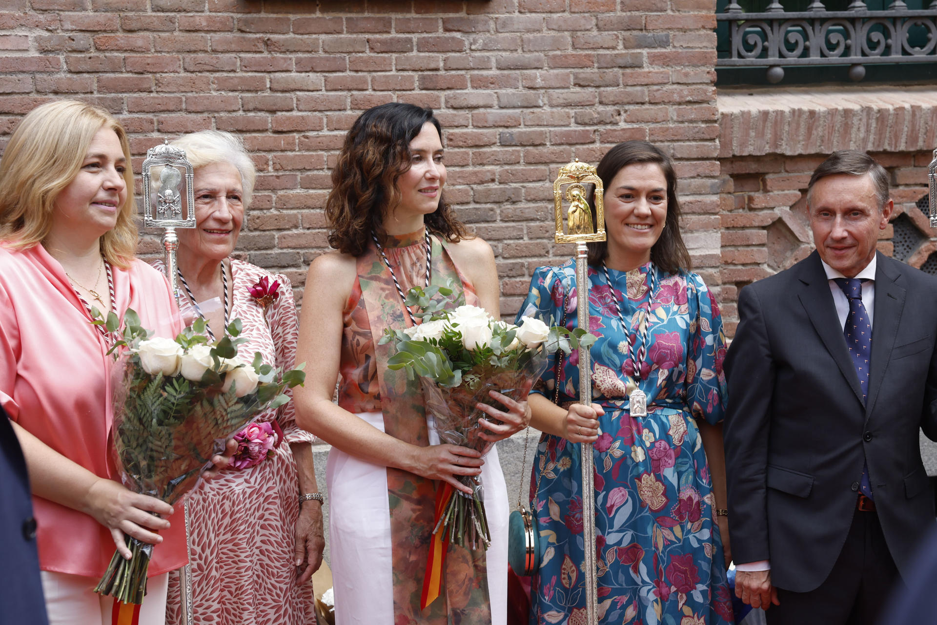 La presidenta de la Comunidad de Madrid, Isabel Díaz Ayuso (c), en la festividad de La Paloma en Madrid este viernes. EFE/ J.p. Gandul