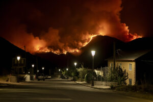 Vista del incendio que permanece activo este domingo en Casaio, Carballeda de Valdeorras (Ourense). EFE/Brais Lorenzo
