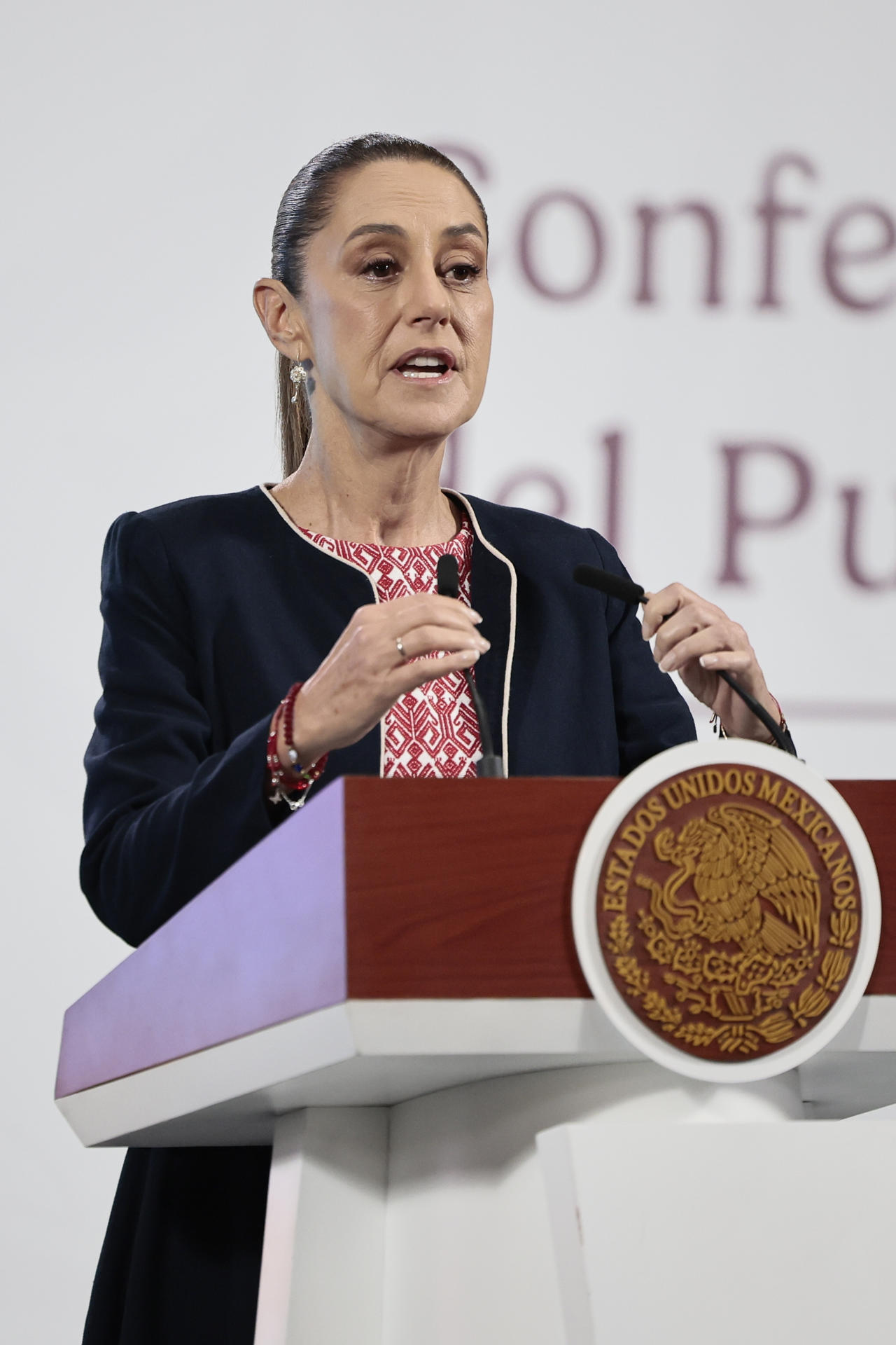 La presidenta de México, Claudia Sheinbaum, participa este viernes durante su conferencia de prensa matutina  en Palacio Nacional de la Ciudad de México (México).  EFE/José Méndez