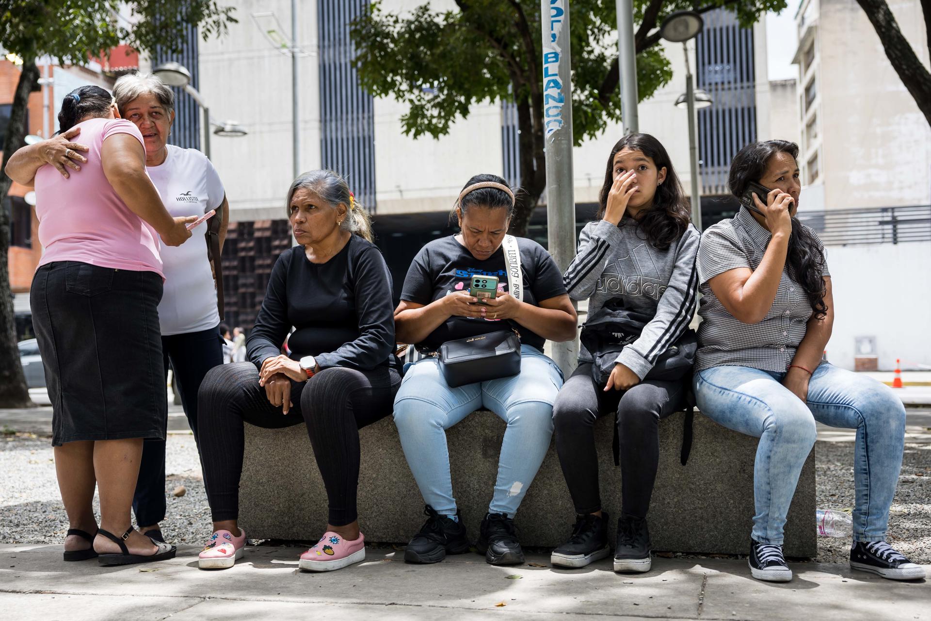 Un grupo de mujeres permanece en las inmediaciones del Ministerio Público este miércoles, en Caracas (Venezuela). EFE/ Miguel Gutiérrez