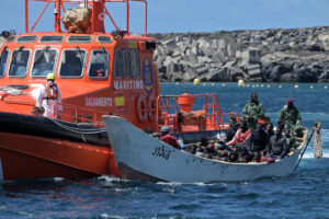 Archivo del mes de marzo de Salvamento Marítimo en un trasladado hasta el puerto de La Restinga, en El Hierro, de un cayuco con 66 inmigrantes, localizado en aguas cercanas a la isla. EFE/ Gelmert Finol