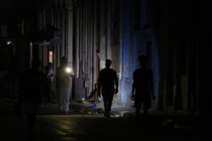 Foto de archivo de personas caminan por una calle durante un apagón en La Habana (Cuba). EFE/ Ernesto Mastrascusa