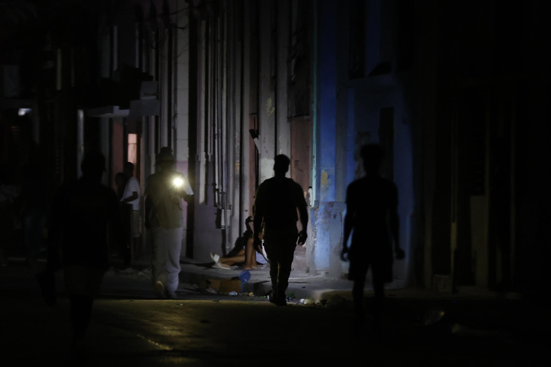 Foto de archivo de personas caminan por una calle durante un apagón en La Habana (Cuba). EFE/ Ernesto Mastrascusa