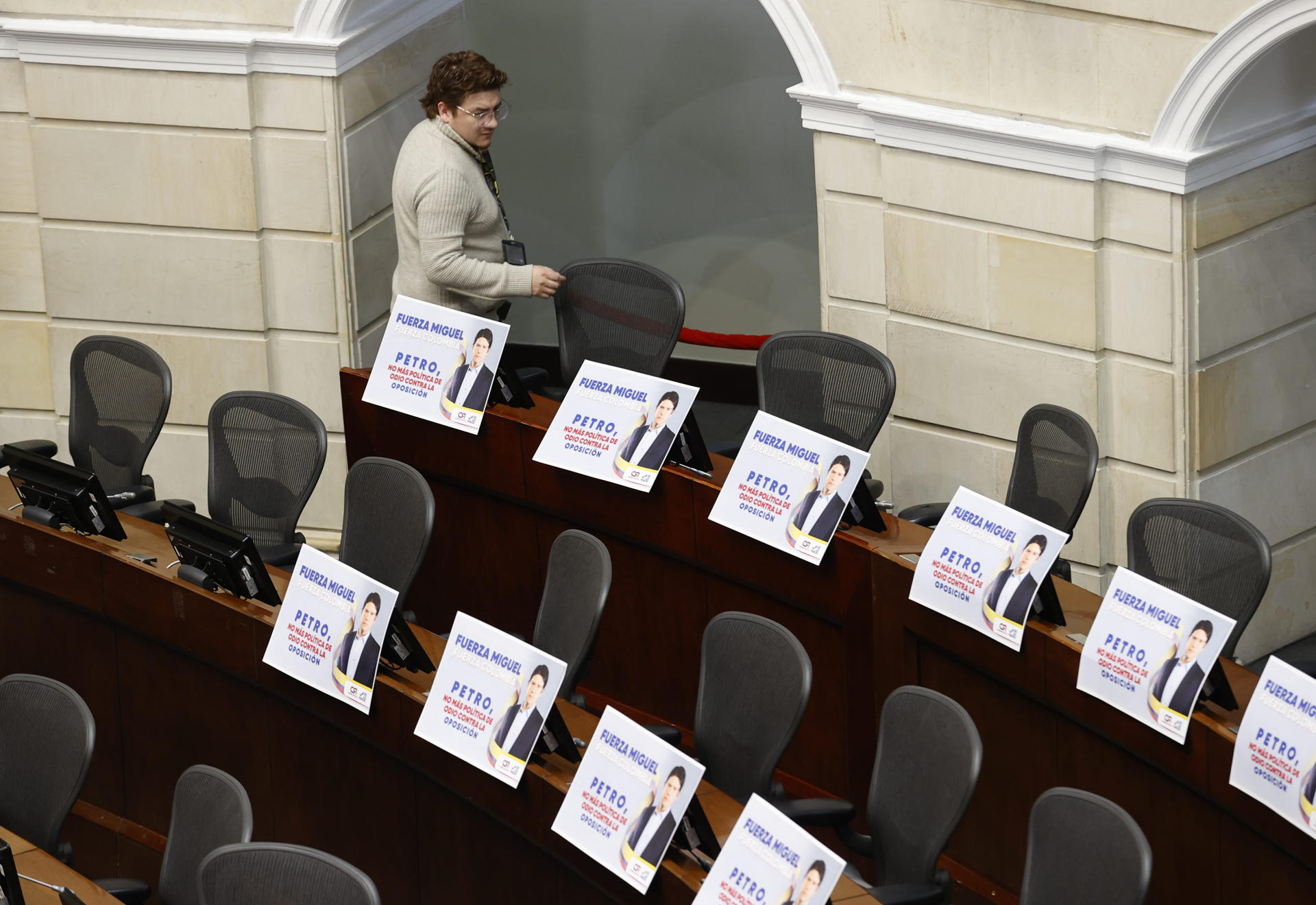Fotografía de archivo, tomada el pasado 9 de junio, de varios carteles sobre las curules de distintos senadores con la imagen de Miguel Uribe Turbay, en Bogotá (Colombia). EFE/Mauricio Dueñas