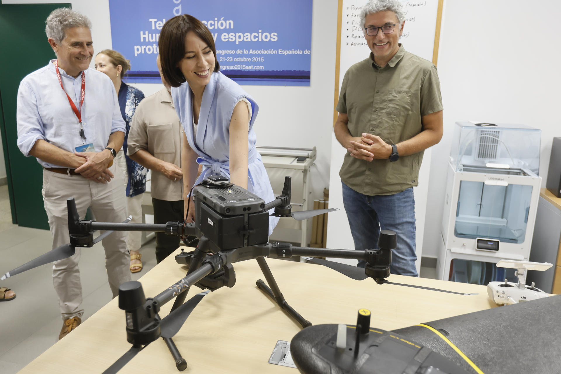 La ministra de Ciencia, Innovación y Universidades, Diana Morant, junto al director de la Estación Biológica de Doñana (EBD-CSIC), Eloy Revilla, durante la visita realizada este martes al centro de investigación en Sevilla. EFE/José Manuel Vidal