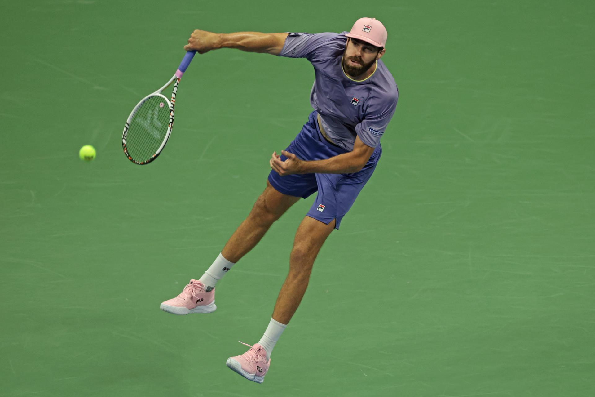 Reilly Opelka cayó ante Carlos Alcaraz por 6-4, 7-5 y 6-4. EFE/EPA/BRIAN HIRSCHFELD
