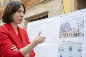 La ministra de Ciencia, Innovación y Universidades, Diana Morant, durante su visita a las obras de rehabilitación y ampliación del Ayuntamiento de La Vall d'Uixò. EFE/Andreu Esteban