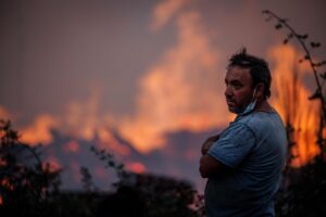 Una persona observa el fuego en Chaves, Vila Real, Portugal, ayer 20 de agosto. EFE/EPA/PEDRO SARMENTO COSTA