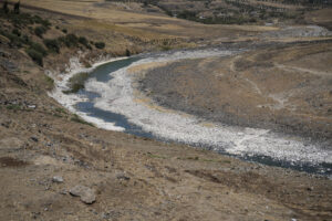 Vista del cauce seco del río Orontes, en el noroeste de Siria, donde la sequía ha dejado sin agua a miles de agricultores y amenaza la economía local. Los sirios que viven en la orilla del Orontes atestiguan que este año es el de mayor sequía del que tienen memoria. Este río, de importancia histórica y que discurre desde el Líbano atravesando Siria hacia Turquía, se ha quedado seco, dejando enormes daños medioambientales, humanos y económicos. EFE/ Yahya Nemah