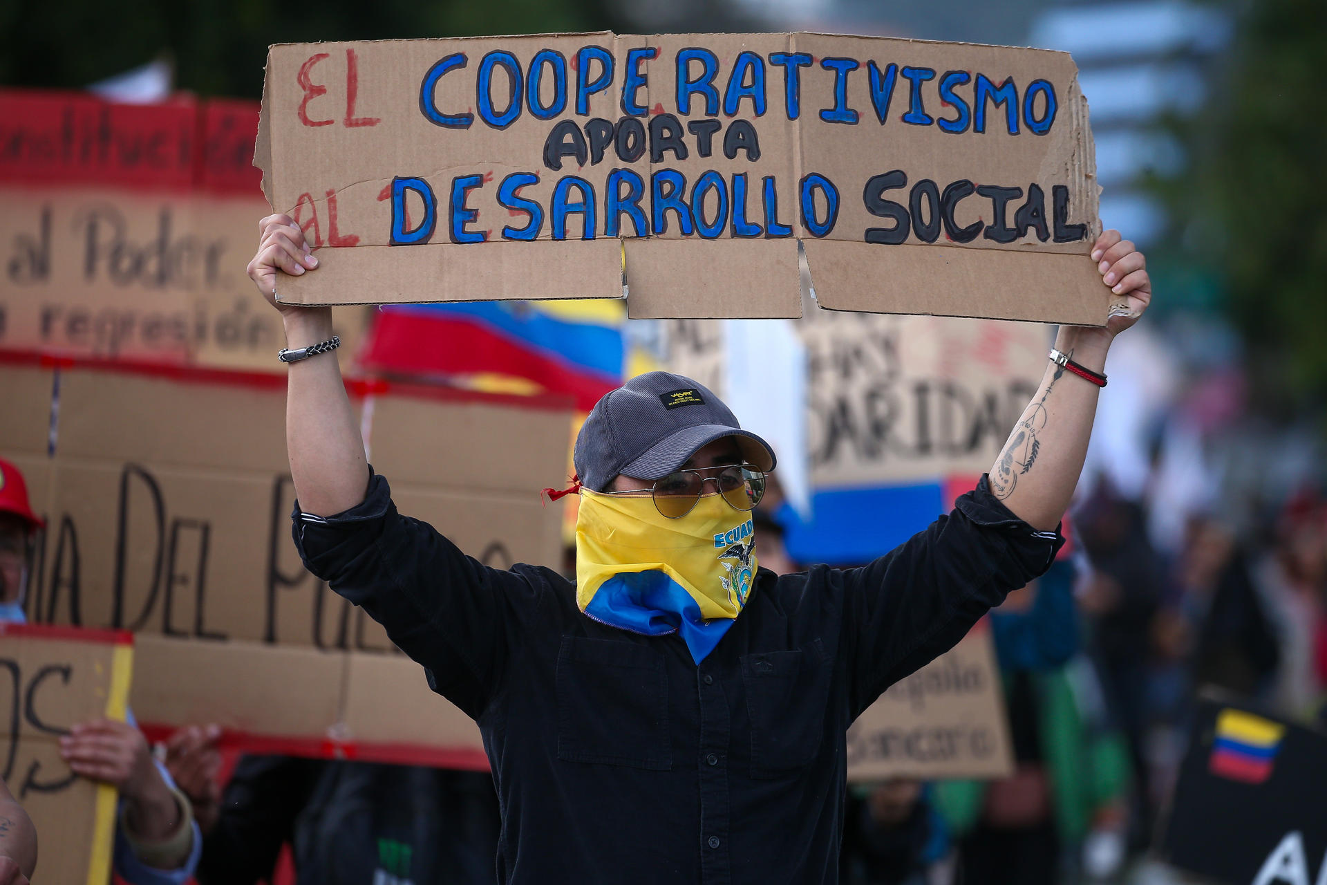 Cientos de personas fueron captadas este jueves, 7 de agosto, al protestar en contra de los recortes estatales emprendidos por el Gobierno y en apoyo a la Corte Constitucional, en una avenida de Quito (Ecuador). EFE/José Jácome
