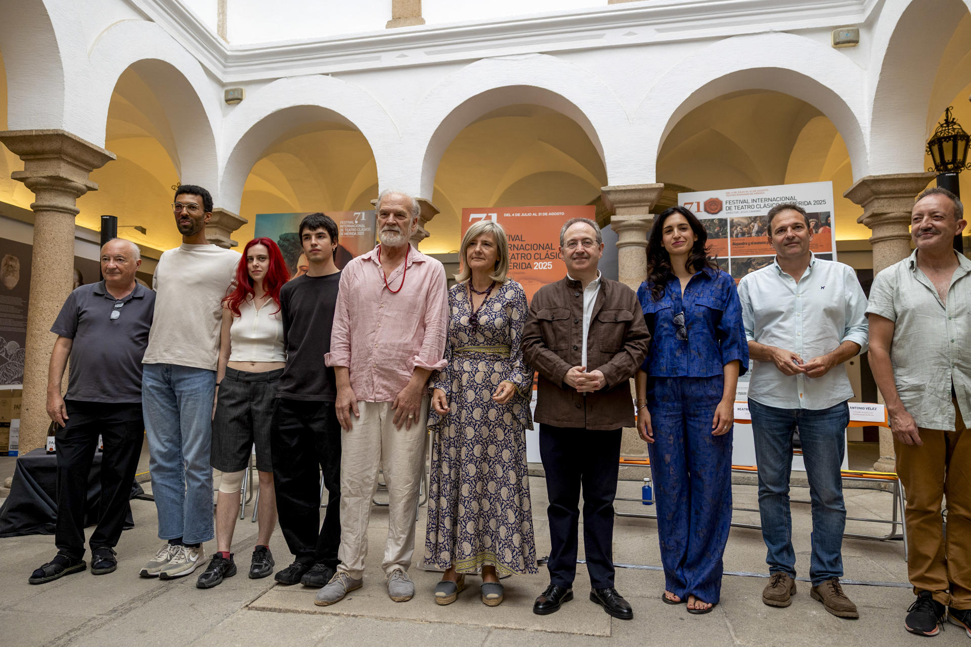 Presentación en rueda de prensa de la obra 'Memorias de Adriano", este lunes en Mérida. Una lectura contemporánea de 'Memorias de Adriano' llega este miércoles al Festival Internacional de Teatro Clásico de Mérida para invitar a la reflexión, devolver a la ciudadanía la esperanza y presentar a un gran humanista encarnado por Lluís Homar (5i). Basado en la novela homónima de Margarite Yourcenar, y bajo la dirección de Beatriz Jaén, que se estrena en el certamen extremeño, el montaje ha sido presentado este lunes en rueda de prensa por el director del Festival, Jesús Cimarro, los miembros del reparto y autoridades locales y regionales. EFE/ Jero Morales
