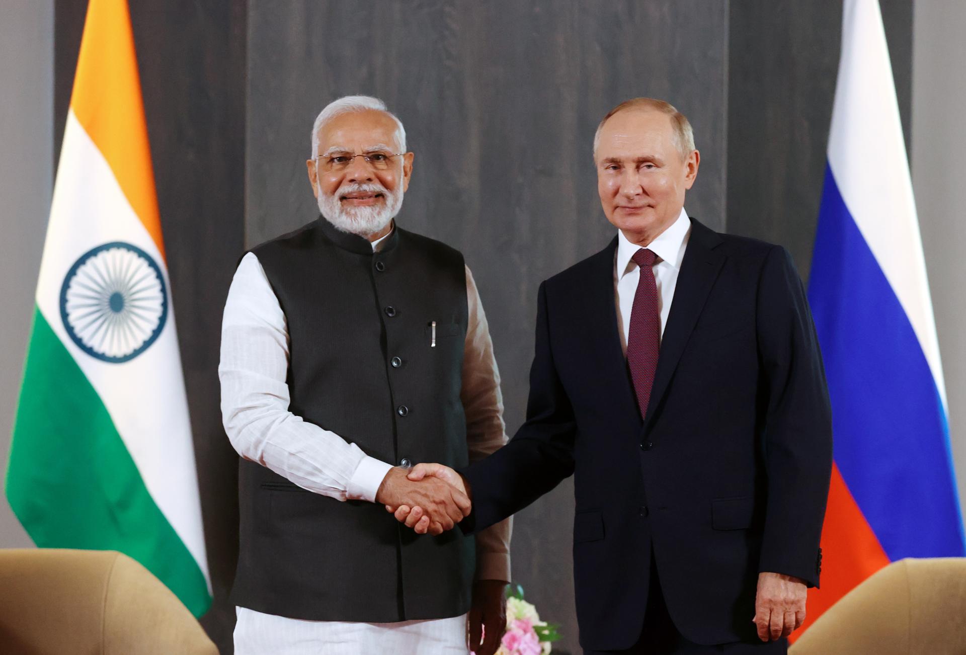 Foto archivo. Presidente Vladimir Putin (derecha) saluda a Primer Ministro de la India Narendra Modi. EFE/EPA/SERGEI BOBYLEV/SPUTNIK/KREMLIN POOL MANDATORY CREDIT[MANDATORY CREDIT]