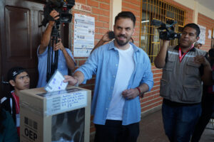 El candidato a la Presidencia de Bolivia por el gubernamental Movimiento al Socialismo (MAS), Eduardo del Castillo, vota este domingo, en Santa Cruz (Bolivia). EFE/Juan Pablo Roca