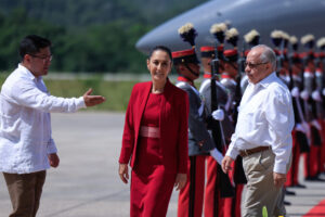 El ministro de Relaciones Exteriores de Guatemala, Carlos Ramiro Martínez (d), recibe a la presidenta de México, Claudia Sheinbaum, en el aeropuerto internacional Mundo Maya este viernes, en Petén (Guatemala). EFE/ STR