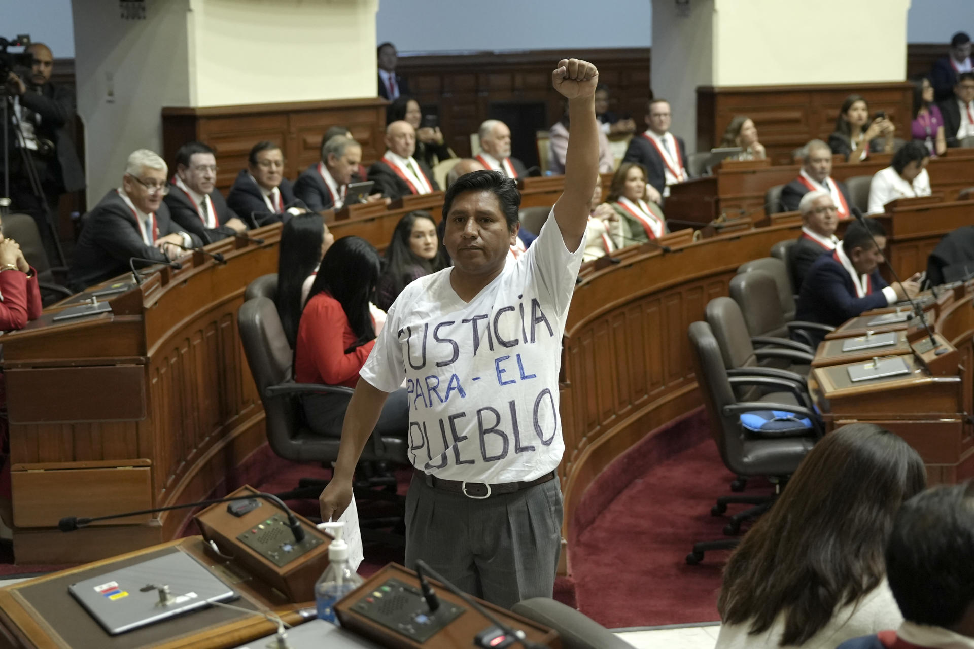 El congresista Wilson Quispe se manifestó en contra de la presidenta de Perú, Dina Boluarte, este pasado lunes, 28 de julio, en la sede del Congreso, en Lima (Perú). EFE/John Reyes