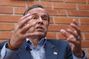 Fotografía del 20 de agosto de 2025 del expresidente y candidato a la presidencia de Bolivia, Jorge Tuto Quiroga, durante una entrevista con EFE, en La Paz (Bolivia). EFE/ Rodrigo Sura