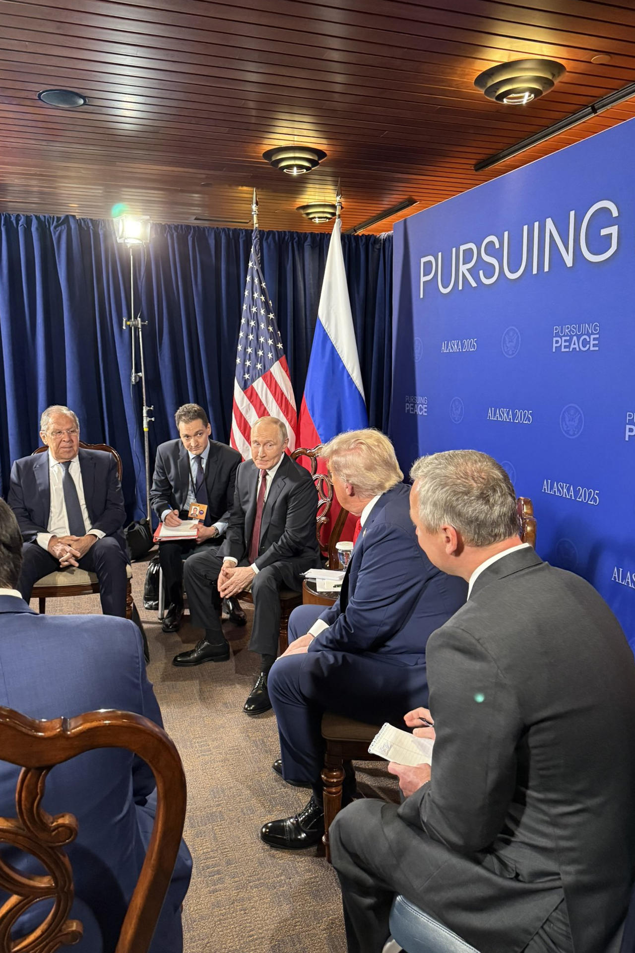 Fotografía tomada de la cuenta oficial de la red social X @MargoMartin47 de la asistente especial del presidente y asesor de comunicaciones de la Casa Blanca, Margo Martin, que muestra al presidente de Estados Unidos, Donald Trump (2-d), y al presidente de Rusia, Vladímir Putin (c), durante una reunión privada. EFE/ @MargoMartin47