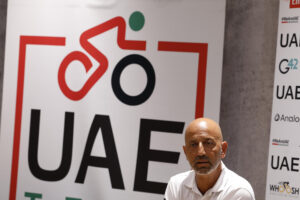 El director deportivo del equipo de ciclismo UAE Team Emirates, Joxean Fernández 'Matxín', durante una comparecencia este jueves en Turín, donde el sábado comienza la Vuelta a España 2025. EFE/ Javier Lizón