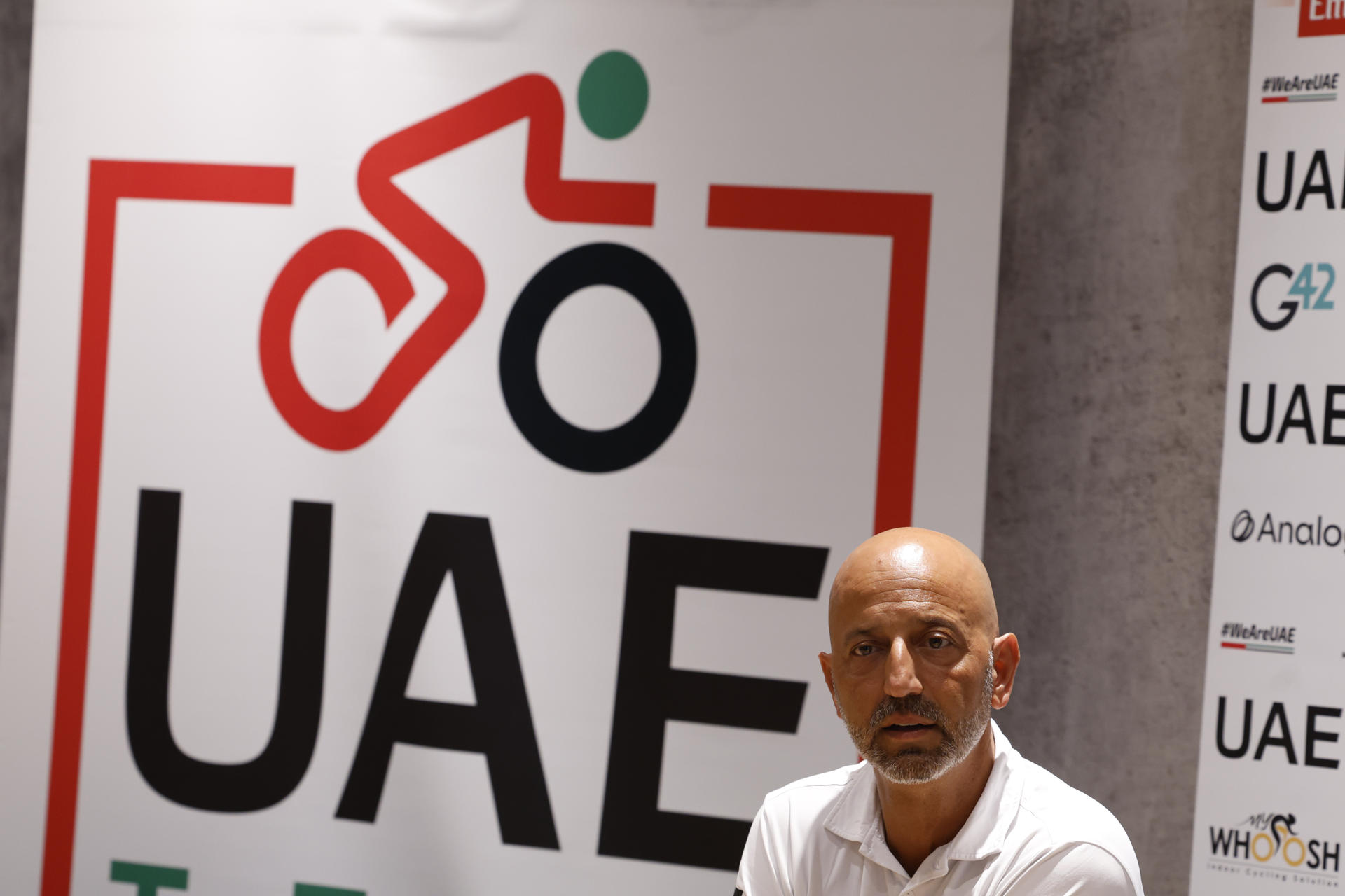El director deportivo del equipo de ciclismo UAE Team Emirates, Joxean Fernández 'Matxín', durante una comparecencia este jueves en Turín, donde el sábado comienza la Vuelta a España 2025. EFE/ Javier Lizón
