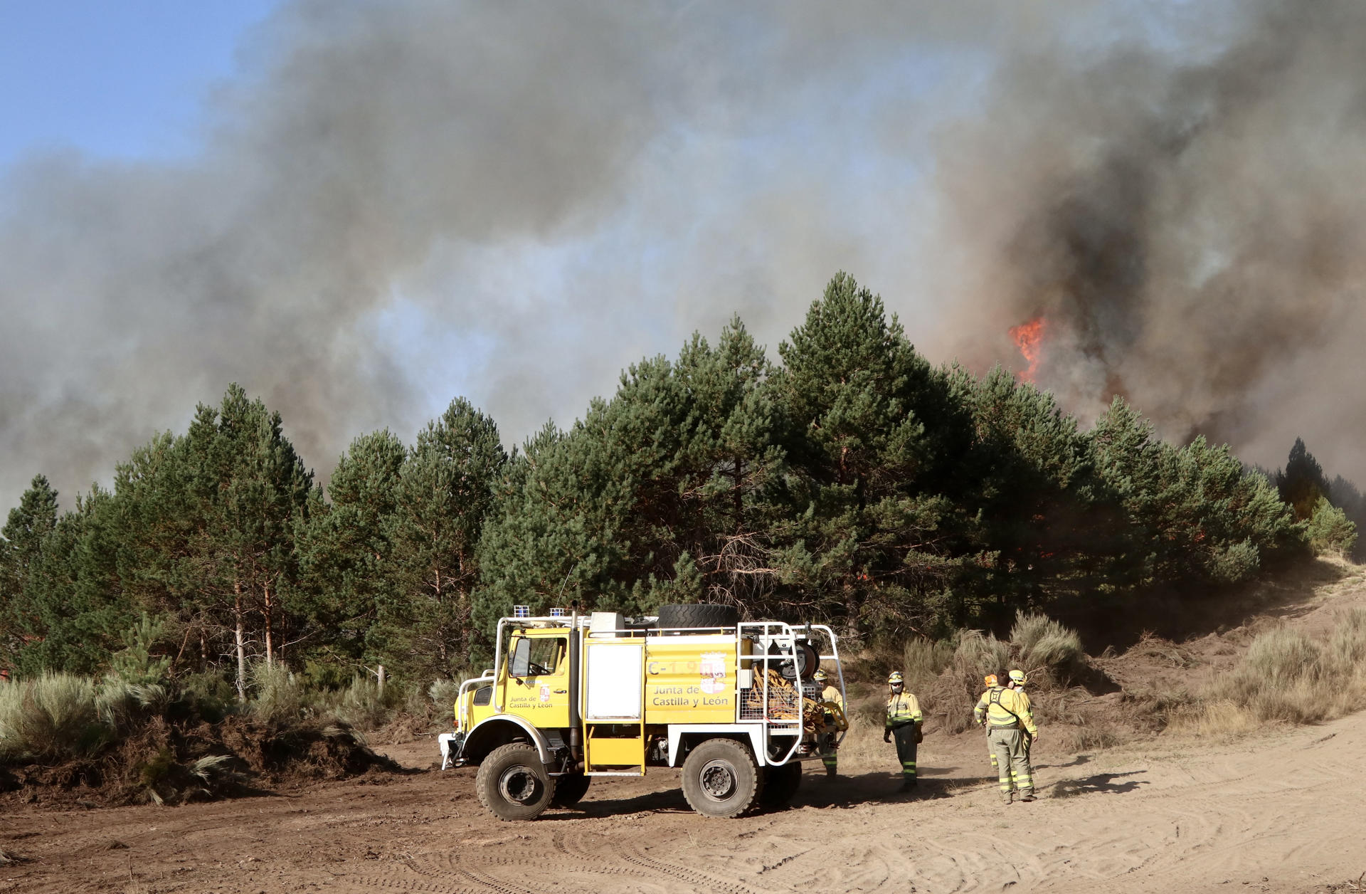 Los brigadistas intentan contener el incendio en la zona limítrofe entre Ourense y Zamora. EFE/Mariam A. Montesinos
