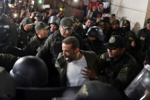 El líder opositor Luis Fernando Camacho (c) sale de una audiencia en el Tribunal Departamental de Justicia este martes, en La Paz (Bolivia). EFE/ Luis Gandarillas