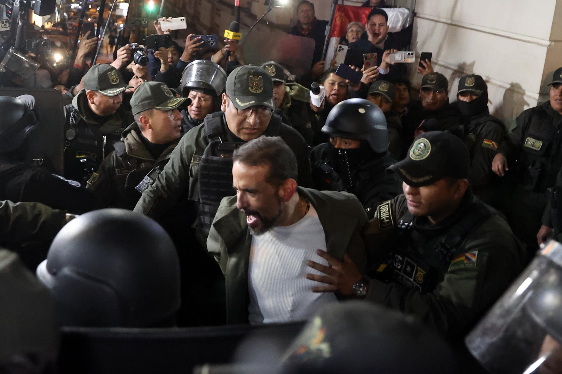 El líder opositor Luis Fernando Camacho (c) sale de una audiencia en el Tribunal Departamental de Justicia este martes, en La Paz (Bolivia). EFE/ Luis Gandarillas