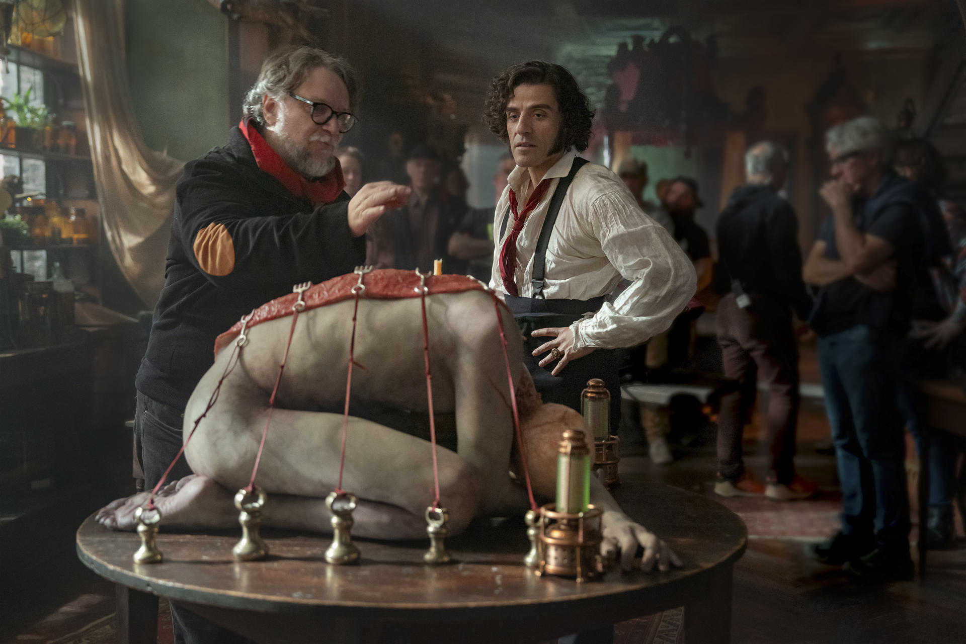 Tras más de diez años trabajando en este proyecto con el que soñaba desde niño, Guillermo del Toro ha logrado finalizar su producción de 'Frankenstein', una historia "sentimental" y no de miedo, en las palabras del mexicano, que defendió hace unos meses en Cannes que el personaje de Mary Shelley no es un monstruo, es simplemente que "la gente mira a los otros de manera incorrecta". EFE/ Ken Woroner/Netflix GREEN *****SOLO USO EDITORIAL/SOLO DISPONIBLE PARA ILUSTRAR LA NOTICIA QUE ACOMPAÑA (CRÉDITO OBLIGATORIO) *****