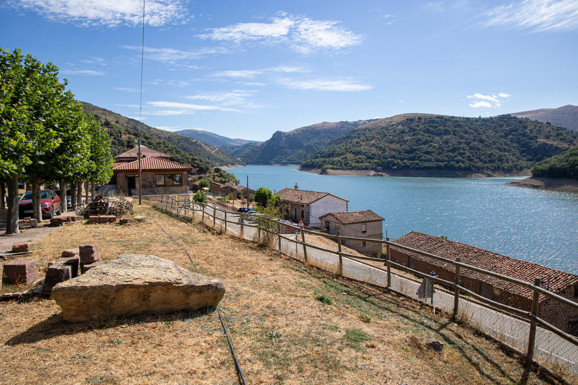 El Ayuntamiento de la villa riojana de Mansilla de la Sierra ha tributado este sábado un homenaje a la escritora Ana María Matute, académica y Premio Cervantes 2010, en conmemoración a su centenario y en recuerdo a su infancia por las calles del pueblo, actualmente inundado por el embalse que lleva el nombre del municipio. EFE/Raquel Manzanares