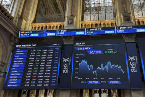 La Bolsa española cierra este martes con ganancias del 0,34 %, conquista los 15.300 puntos, y escala a su nivel máximo desde diciembre de 2007, hasta situarse en los 15.303 enteros. EFE/ Altea Tejido Sánchez
