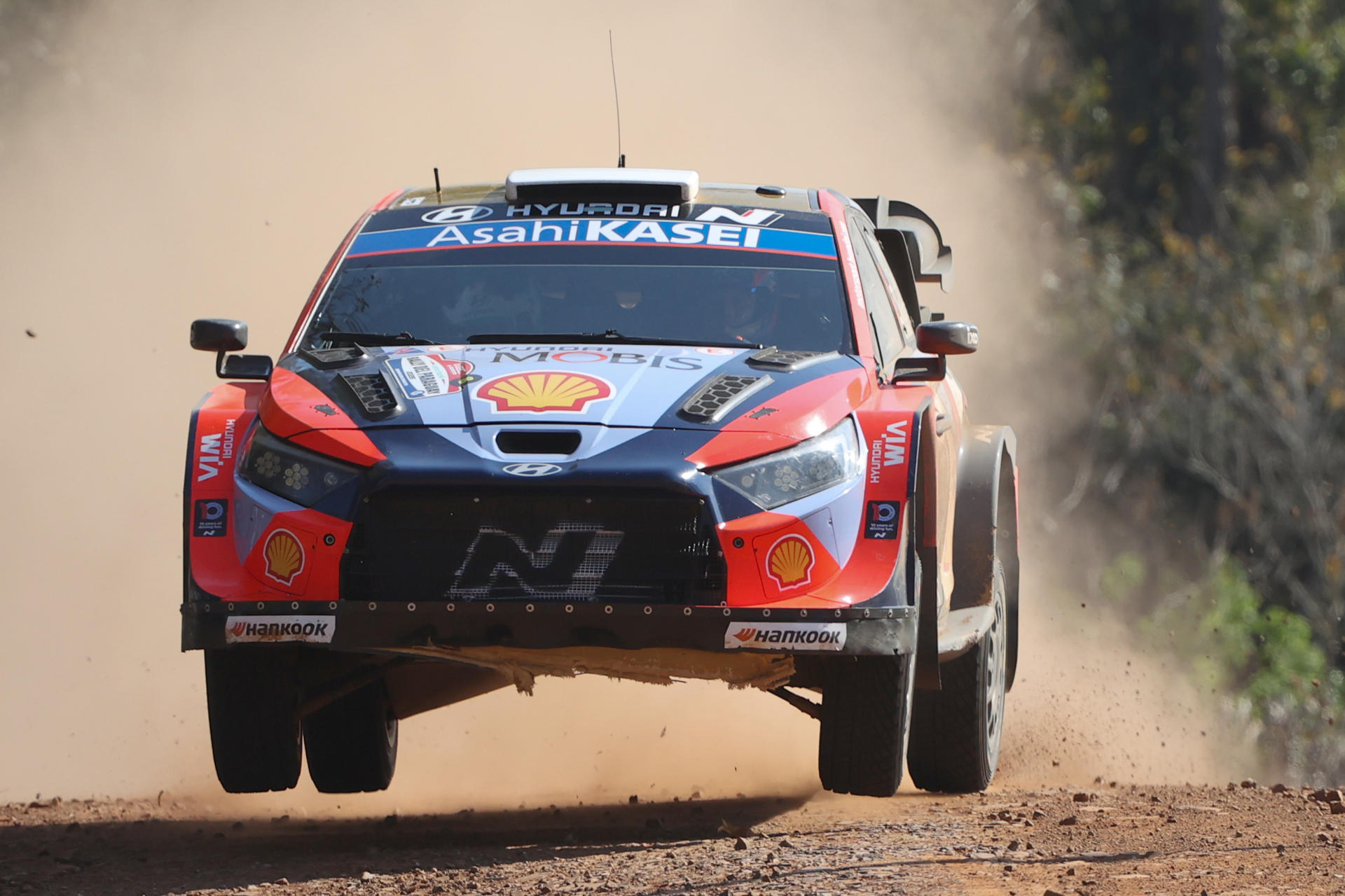 Los pilotos de Estonia Ott Tänak y Martin Järveoja, del equipo Hyundai Shell Mobis World Rally Team, compiten en la segunda jornada del Rally de Paraguay del Campeonato Mundial de Rallies (WRC) en General Artigas (Paraguay). EFE/Juan Pablo Pino