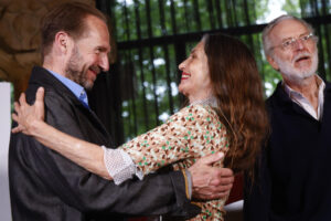 Foto de archivo del actor británico Ralph Fiennes, acompañado por el director Uberto Pasolini (d) y la actriz española Ángela Molina (c). EFE/ Quique García