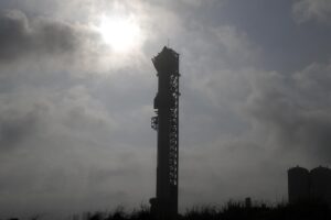 Fotografía de archivo del cohete Starship, de la compañía SpaceX, en posición de lanzamiento de prueba, en Boca Chica (Texas, EE.UU.). EFE/Adam Davis