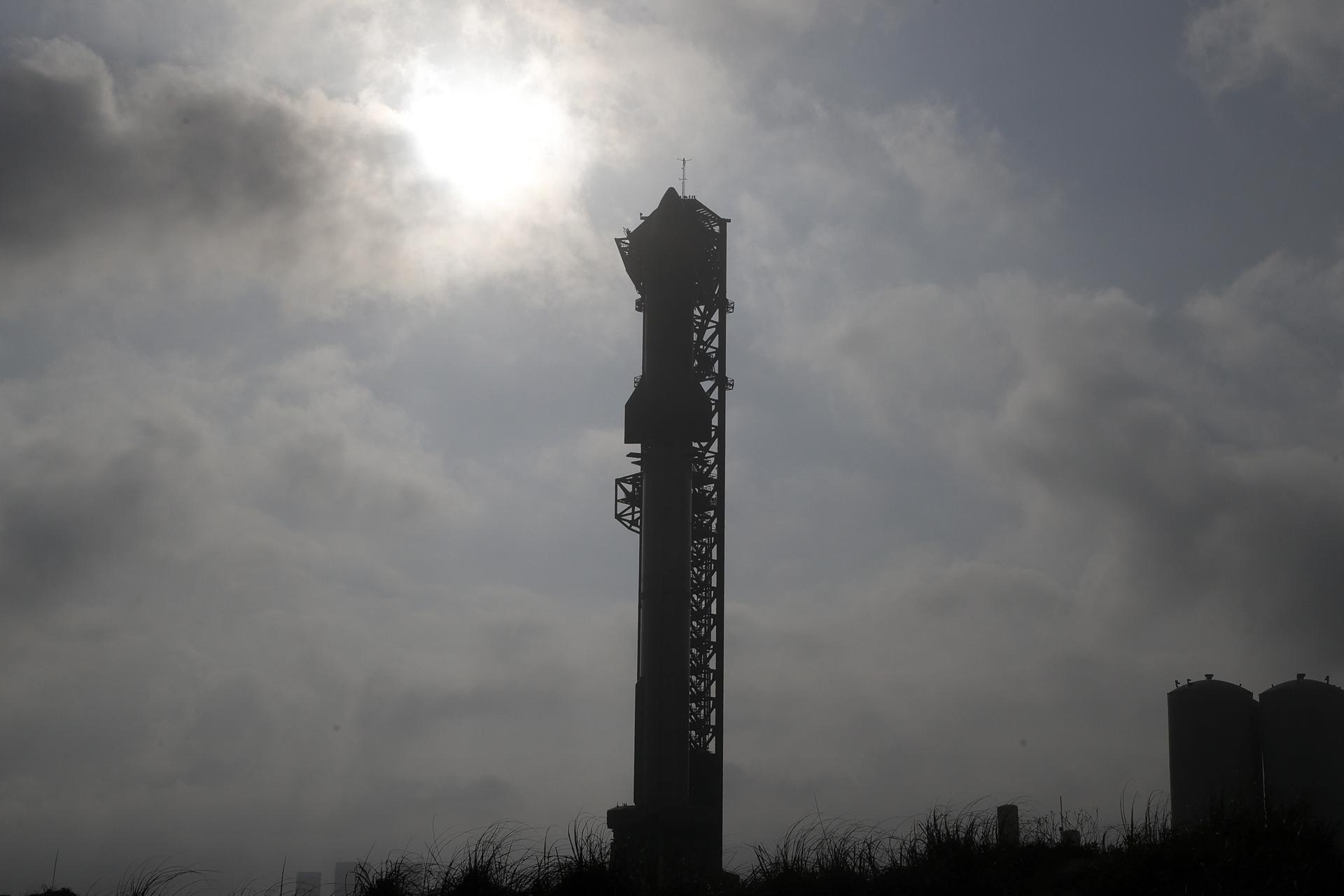 Fotografía de archivo del cohete Starship, de la compañía SpaceX, en posición de lanzamiento de prueba, en Boca Chica (Texas, EE.UU.). EFE/Adam Davis