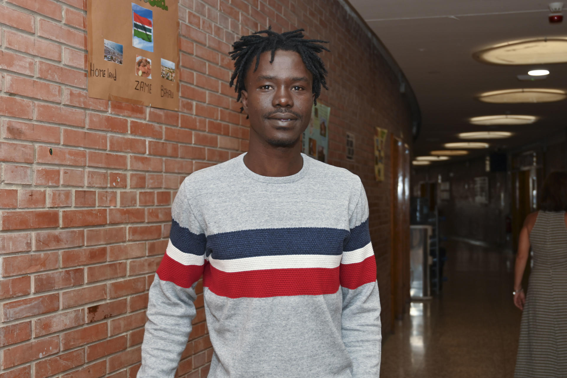 Waly Konate, refugiado de Mali, ha encontrado trabajo en un restaurante con un Sol Repsol en Palencia gracias al dispositivo de protección internacional Teranga, gestionado por el Centro Asistencial San Juan de Dios en Palencia. EFE/ Almudena Álvarez
