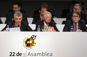 Foto de archivo (22-03-2016) de Juan Padrón (c), junto a los entonces presidente de la RFEF, Ángel María Villar (i) y secretario general, Jorge Pérez (d), durante una Asamblea extraordinaria de la Federación Española de Fútbol (RFEF). EFE/Ballesteros