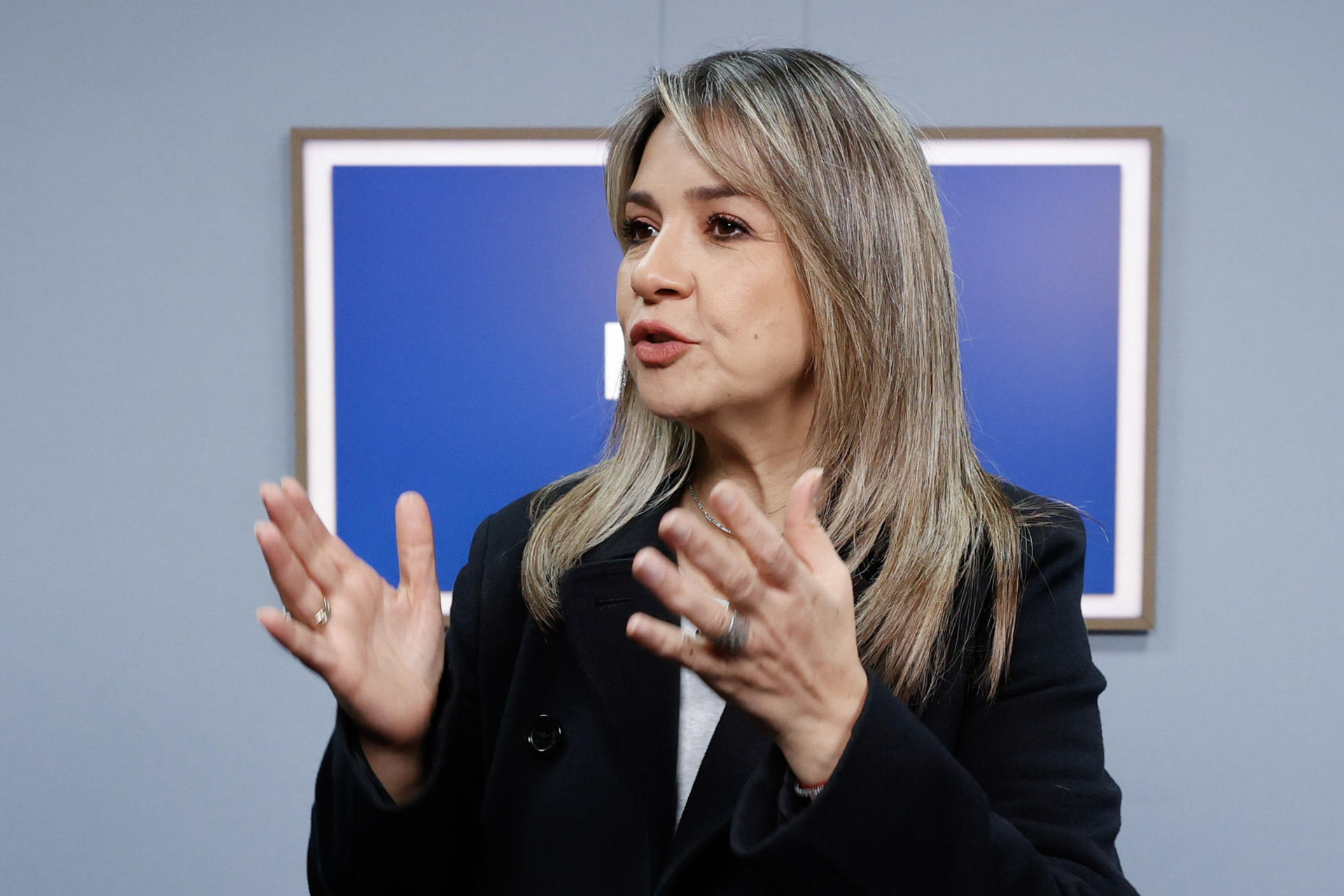 La precandidata a la Presidencia de Colombia Vicky Dávila habla durante una entrevista con EFE este lunes, en Bogotá (Colombia). EFE/ Mauricio Dueñas Castañeda