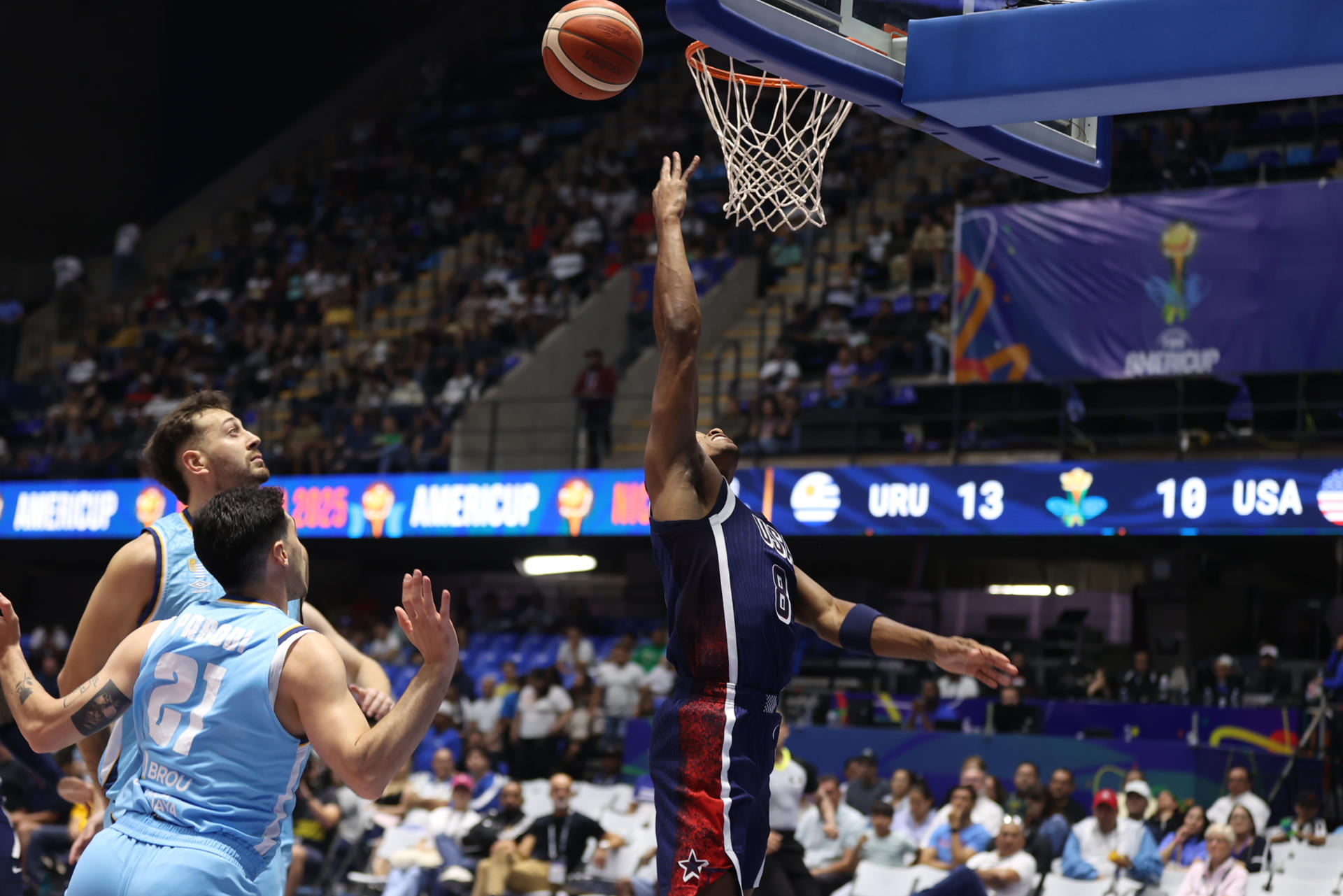 El estadounidense Jahmius Ramsey lanza el balón a canasta este domingo en un partido contra Uruguay correspondiente a la tercera jornada de la FIBA AmeriCup 2025 que se disputa en Managua. EFE/ STR