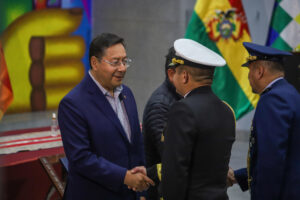 El presidente de Bolivia, Luis Arce (i), saluda a los integrantes del nuevo alto mando militar este jueves, en el Palacio de Gobierno en La Paz (Bolivia). EFE/ Gabriel Márquez